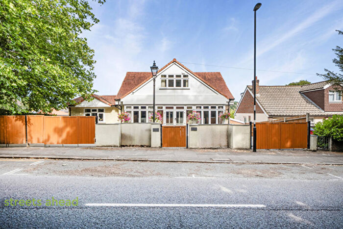 5 Bedroom Detached House For Sale In Portnalls Road, Coulsdon, CR5