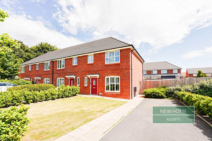 3 Bedroom End Of Terrace House For Sale In Park Close, Royton, Oldham, OL2