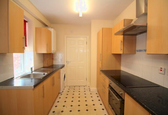 3 Bedroom Flat To Rent In (&#;pppw) Hazelwood Avenue, Newcastle Upon Tyne, NE2
