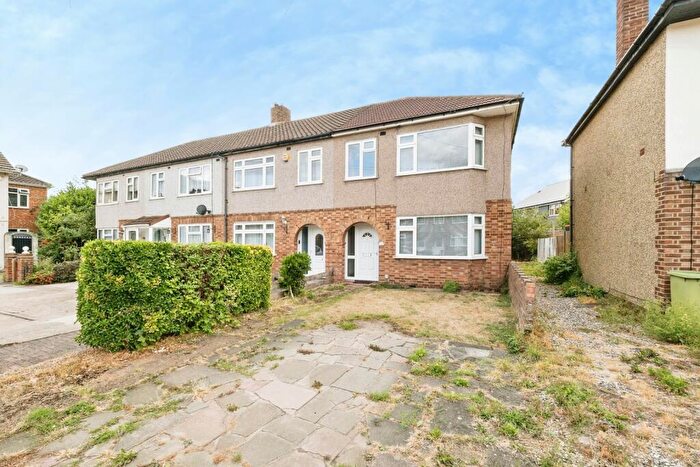 3 Bedroom End Of Terrace House For Sale In Westlyn Close, Rainham, Essex, RM13