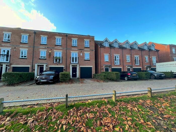 4 Bedroom Semi-Detached House To Rent In Denman Drive, Newbury, RG14