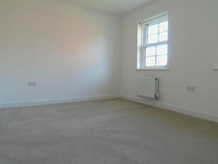 3 Bedroom Semi-Detached House To Rent In Bazeley Road, Waterlooville, PO7