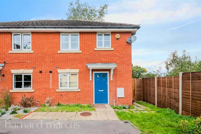 3 Bedroom Property To Rent In Hallows Grove, Sunbury-On-Thames, TW16