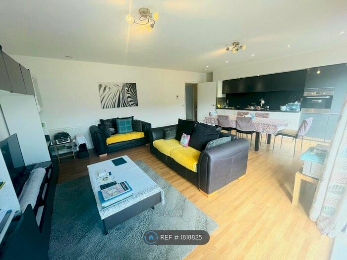 3 Bedroom Flat To Rent In Clovelly Court, West Drayton, UB7