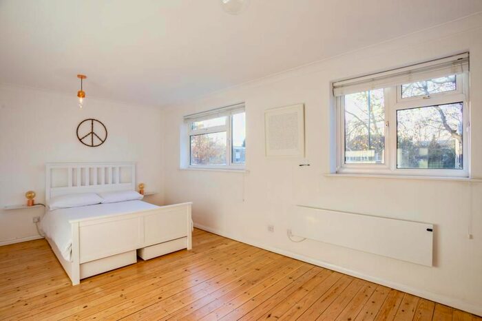 1 Bedroom Flat To Rent In Elton Close, Hampton Wick, Kingston Upon Thames, KT1