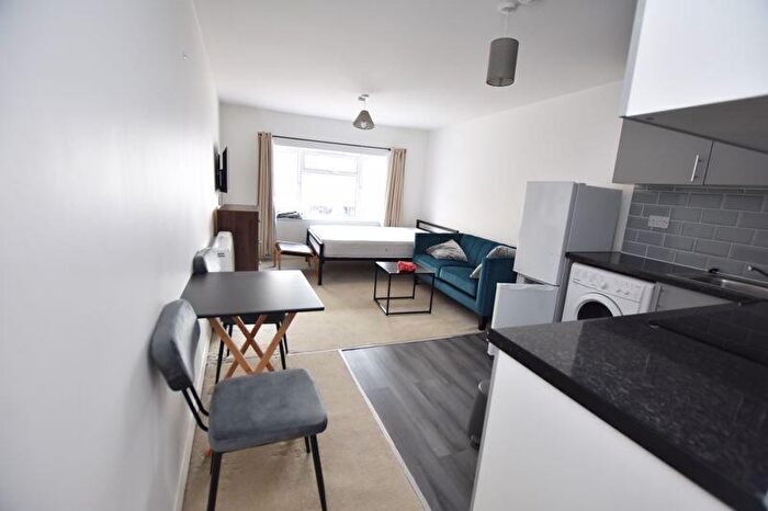 Studio To Rent In High Road, Beeston, Nottingham, NG9