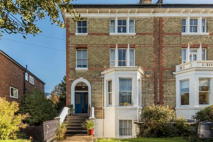 2 Bedroom Flat To Rent In The Barons, St Margarets, Twickenham, TW1