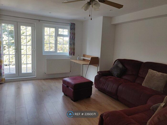 3 Bedroom Flat To Rent In St. James Road, Sutton, SM1
