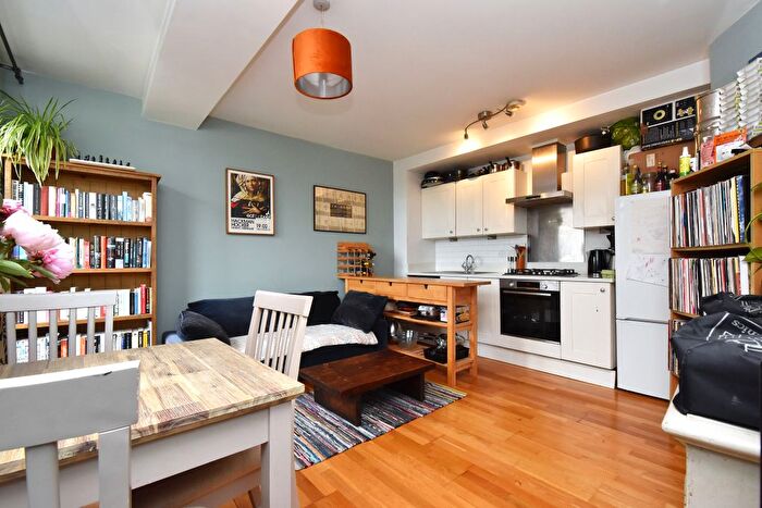 2 Bedroom Flat To Rent In Canonbie Road, London, SE23