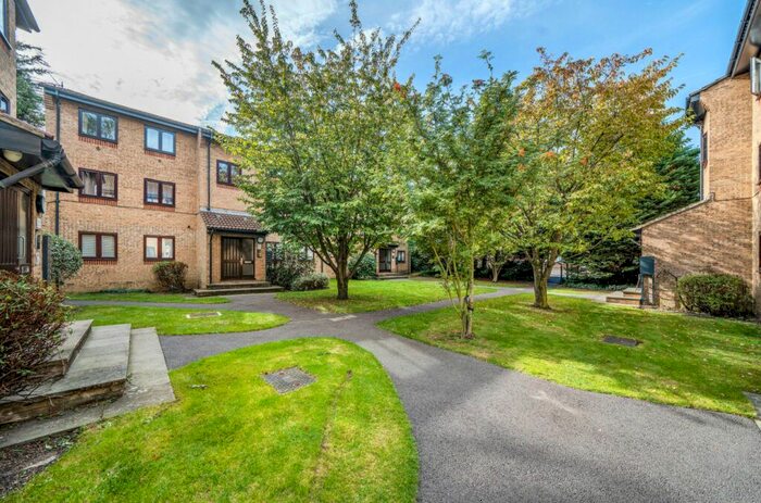 2 Bedroom Flat To Rent In Gresham Way, London, SW19