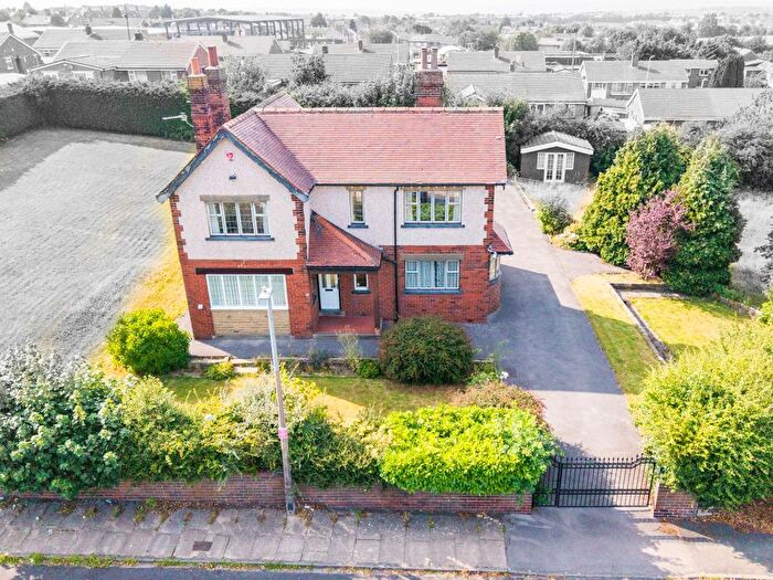 3 Bedroom Detached House For Sale In Moorcroft Road, Bradford, BD4