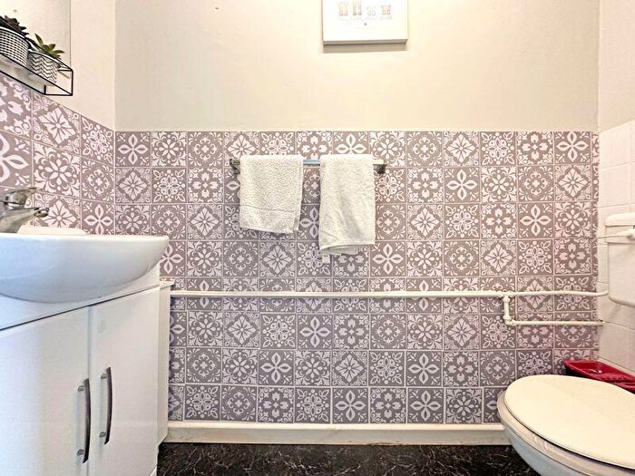 3 Bedroom End Of Terrace House For Sale In Ramsay Close, West Bromwich, B71