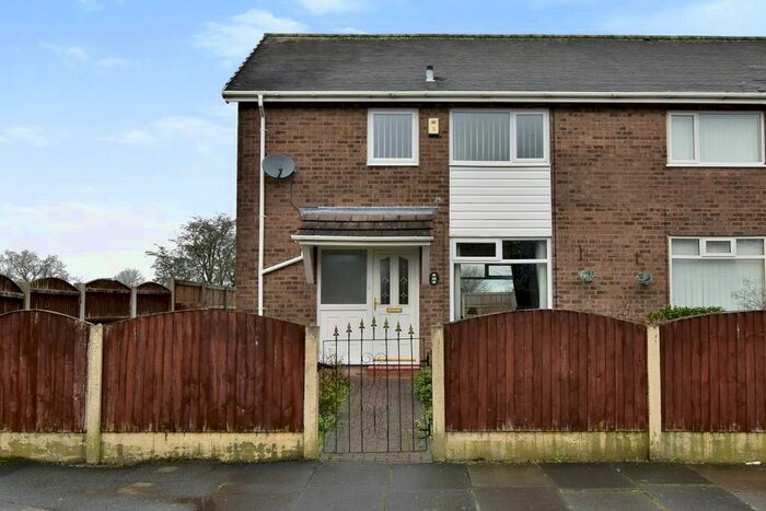 2 Bedroom Town House To Rent In Dorchester Avenue, Denton, M34