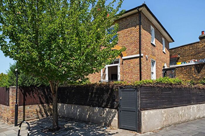 2 Bedroom Semi-detached House For Sale In Stamford Grove East, London, N16