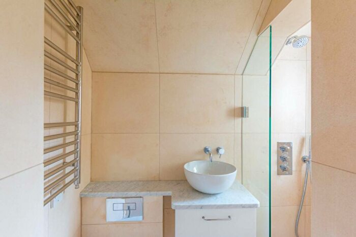 3 Bedroom Flat To Rent In Mortlake High Street, Mortlake, London, SW14