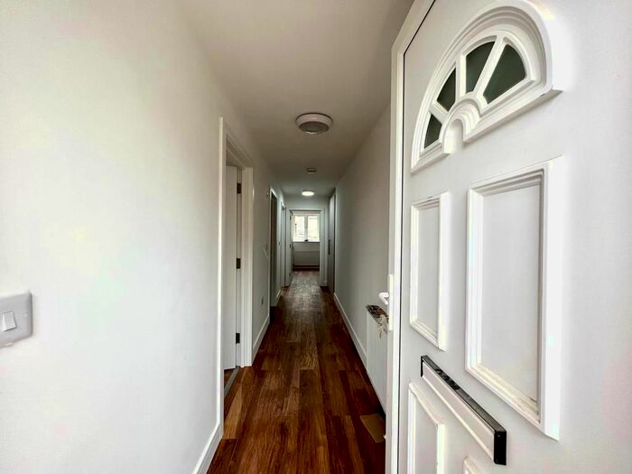 2 Bedroom Flat To Rent In Longford Close, Hayes, UB4