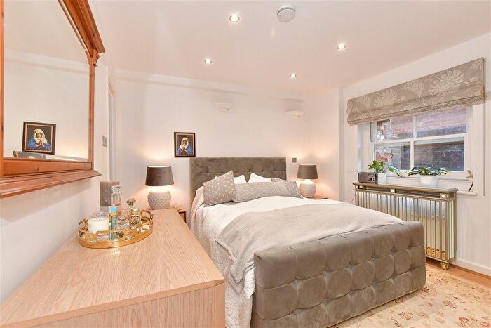 3 Bedroom Flat For Sale In Station Road West, Canterbury, Kent, CT2