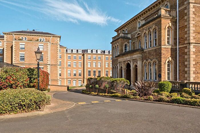 2 Bedroom Flat For Sale In Royal Drive, Friern Barnet, N11