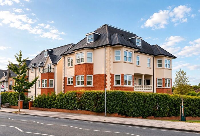 3 Bedroom Flat To Rent In Hendon Lane, London, N3