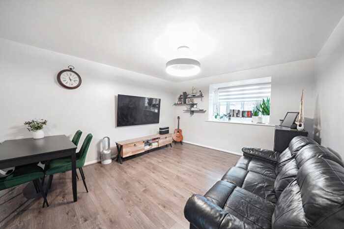 2 Bedroom Flat To Rent In Burnham Gardens, Croydon, CR0