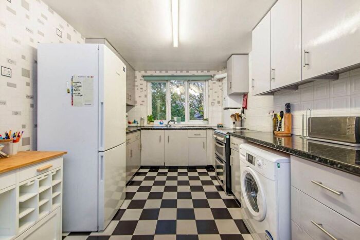 2 Bedroom Flat To Rent In Campbell Road, Mile End, London, E3