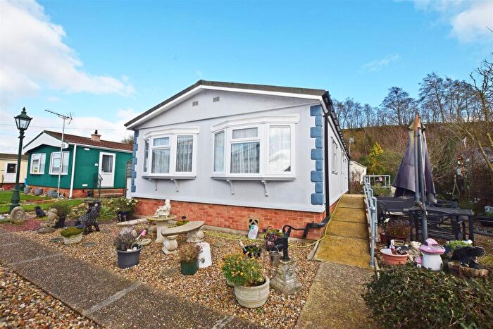 3 Bedroom Park Home For Sale In Beckenham Park Otterham Quay Lane, Rainham, Gillingham, ME8