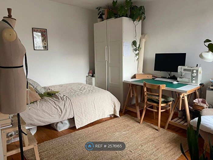 Studio To Rent In Belgrade Road, London, N16