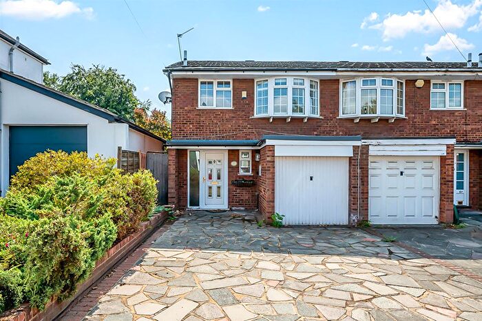3 Bedroom End Of Terrace House For Sale In Beaconsfield Road, Bickley, Bromley, BR1