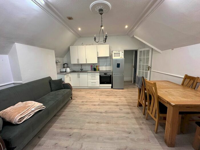 2 Bedroom Flat To Rent In Palmerston Road, Westcliff-On-Sea, SS0