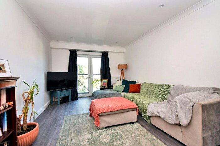 2 Bedroom Flat To Rent In High Street, Banstead, Surrey, SM7