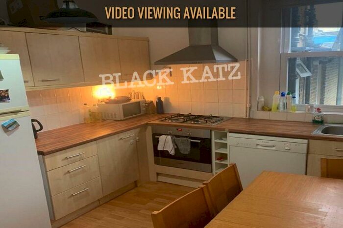 3 Bedroom Flat To Rent In Brook Drive, SE11