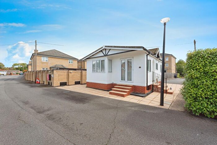 2 Bedroom Mobile/park Home For Sale In Mead Lane, Chertsey, KT16
