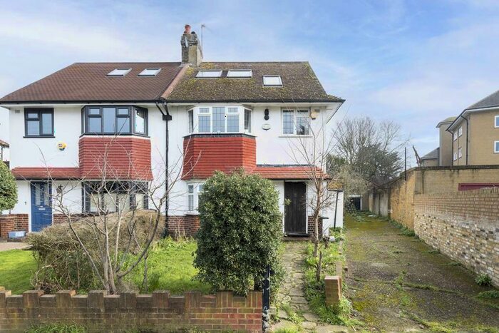 4 Bedroom Property To Rent In Thornton Road, London, SW12