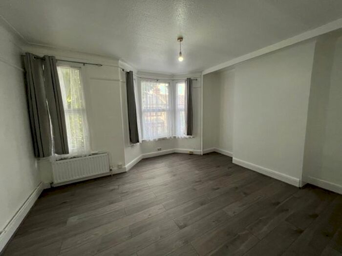 1 Bedroom Flat To Rent In Boundary Road, Plaistow London, E13