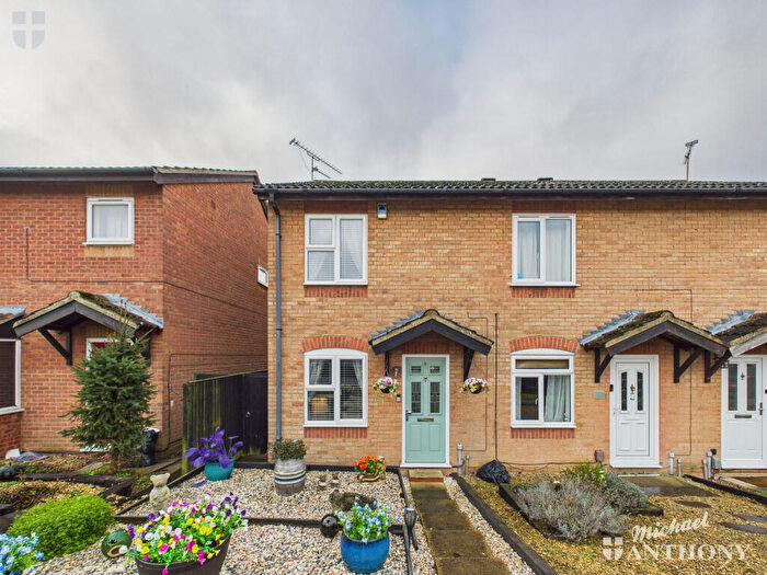 2 Bedroom End Of Terrace House For Sale In Anton Way, Aylesbury, HP21