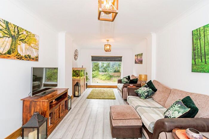 4 Bedroom Detached House For Sale In Bassett Dale, Southampton, SO16