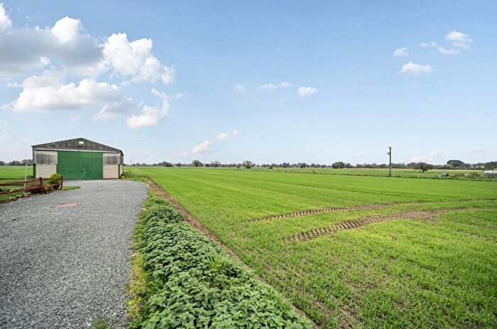 3 Bedroom Detached Bungalow For Sale In Bishopdyke Road, Cawood, YO8