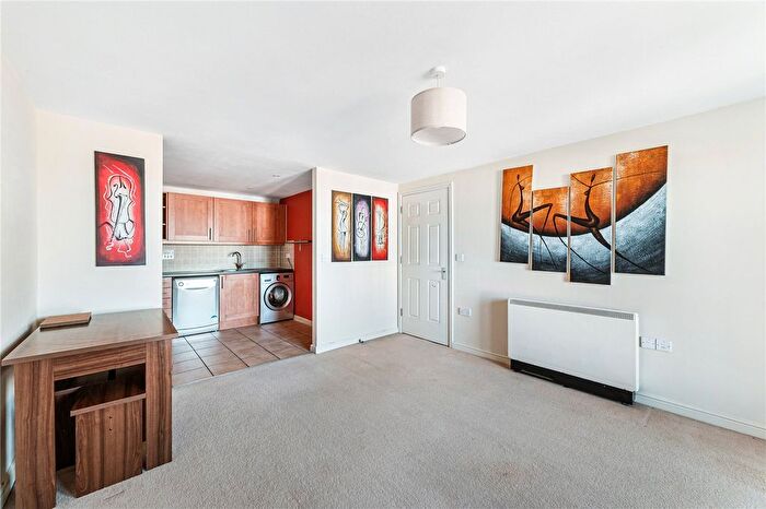 1 Bedroom Flat To Rent In Hyde House, Singapore Road, W13