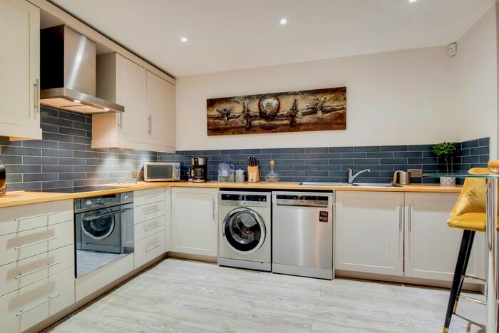 3 Bedroom Detached House To Rent In Cedars Road, London, SW4