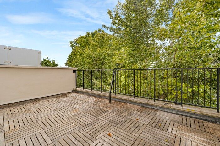 1 Bedroom Flat To Rent In Hill Rise, TW10