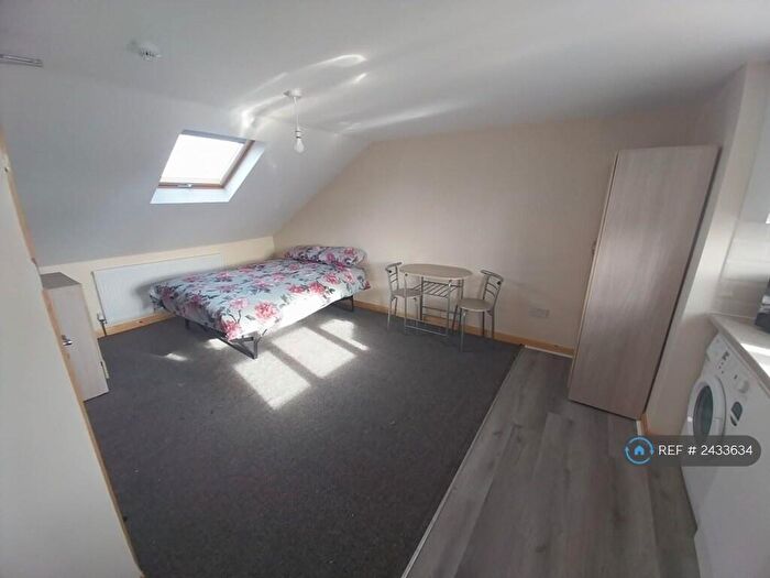 Studio To Rent In Bowes Road, London, N13