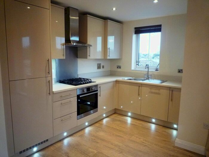 2 Bedroom Flat To Rent In Kingfisher Drive, Maidenhead, SL6