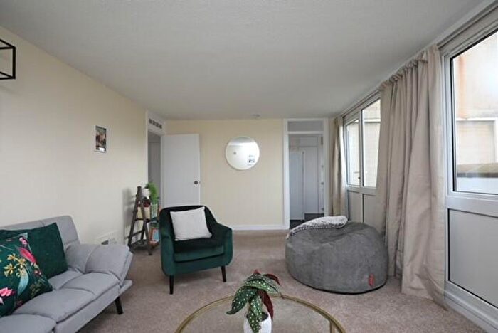 2 Bedroom Flat To Rent In Mountbatten Square, Windsor, Berkshire, SL4