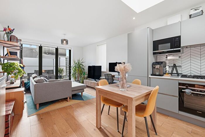 1 Bedroom Flat For Sale In Woodhouse Road, London, N12