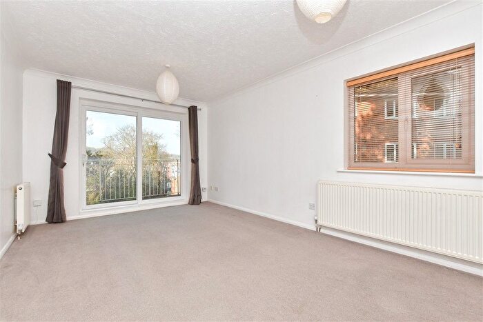 2 Bedroom Flat For Sale In Court Bushes Road, Whyteleafe, Surrey, CR3