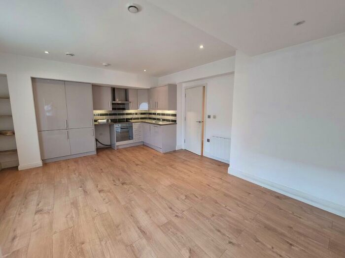 1 Bedroom Flat To Rent In High Street, Addlestone, Surrey, KT15