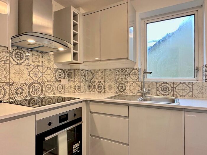 2 Bedroom Flat To Rent In Langland Road, Mumbles, Swansea, SA3