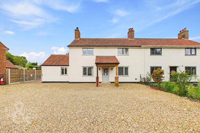 3 Bedroom Semi Detached House For Sale In Swan Lane, Long Stratton, Norwich, NR15