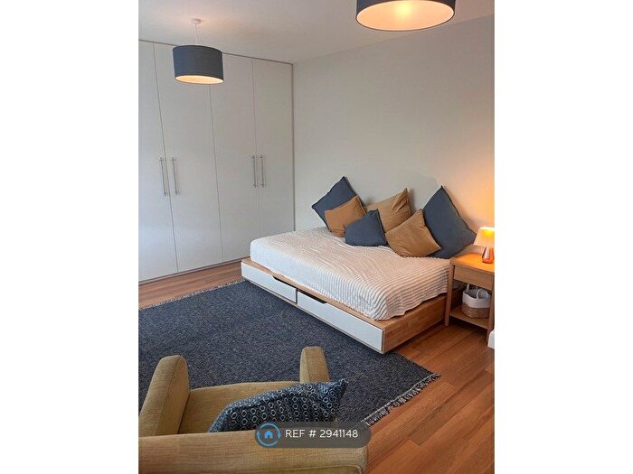 Studio To Rent In Woodside Close, Amersham, HP6