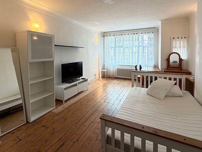 2 Bedroom Flat To Rent In Vernon Court, Hendon Way, London, NW2